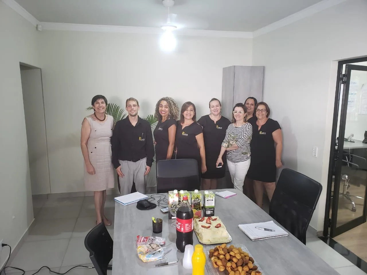 Equipe reunida no primeiro escritório da Eurico